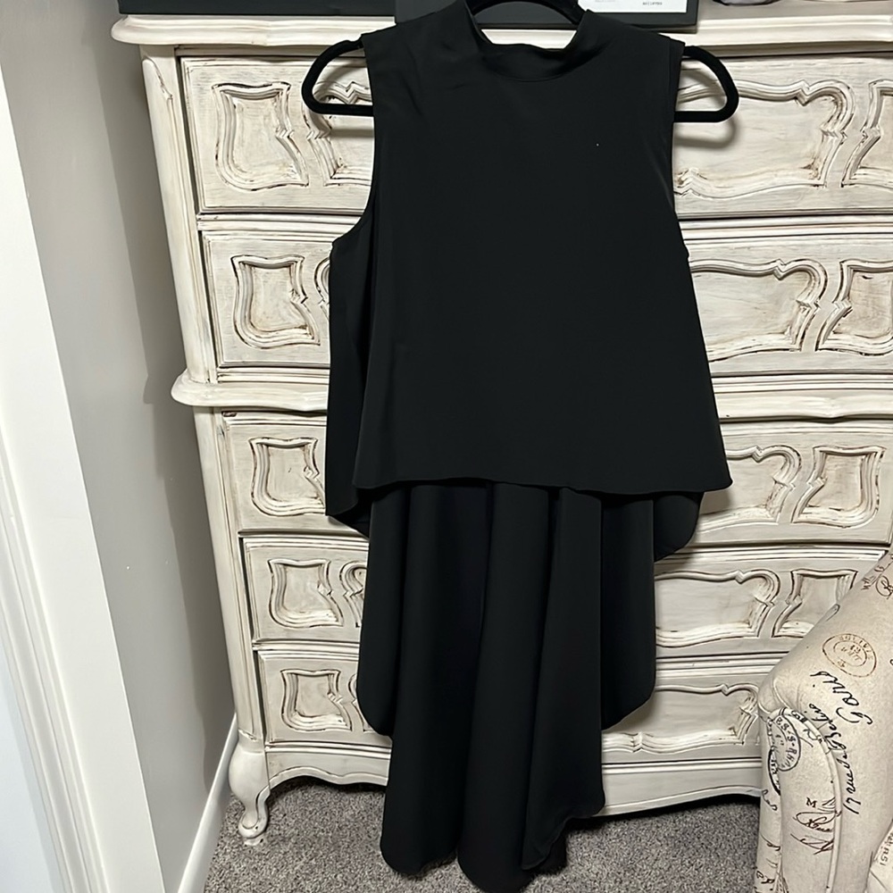 Black flowy high-low dream top!